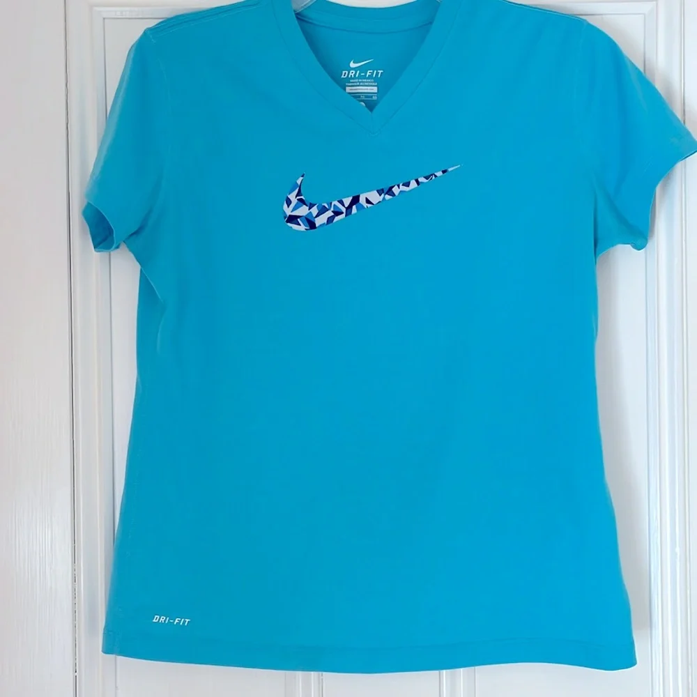 Nike dri fit v-neck t-shirt  girls XL